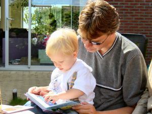 reading-to-son-1151008-m
