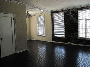 800px-Empty_apartment_living_room