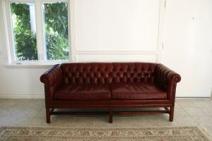 red-couch-1084562-m