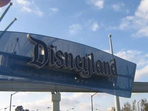 Disneyland_sign_-_panoramio